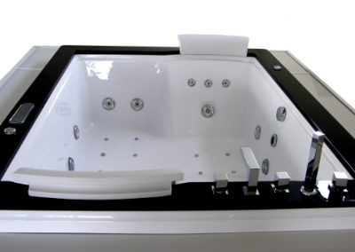 Quadra Whirlpool Bathtub