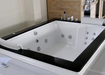 Quadra Whirlpool Bathtub